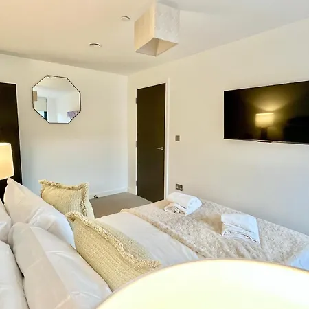 Stunning Two Bed With Onsite Gym *