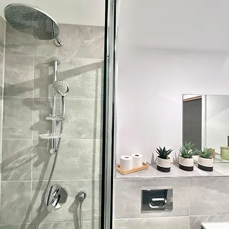 Stunning Two Bed With Onsite Gym