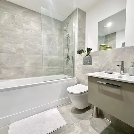 Stunning Two Bed With Onsite Gym Apartment *