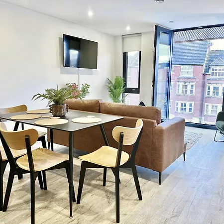 No 32 With Free Use Of Gym * York