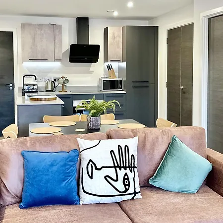 Apartment Stunning Two Bed With Onsite Gym