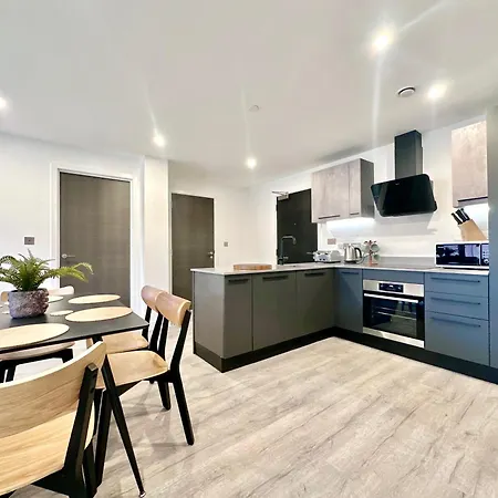 Stunning Two Bed With Onsite Gym Apartment
