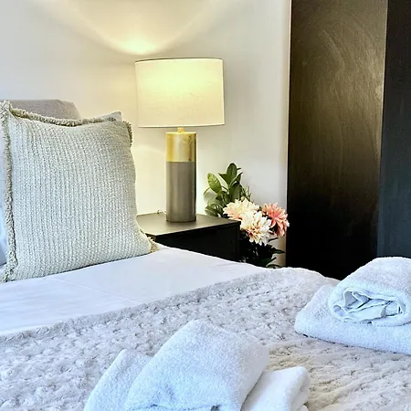 Apartment Stunning Two Bed With Onsite Gym *