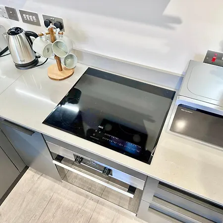 Stunning Two Bed With Onsite Gym