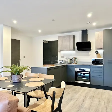 Apartment Stunning Two Bed With Onsite Gym