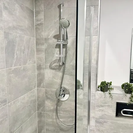Stunning Two Bed With Onsite Gym Apartment