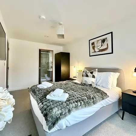 Stunning Two Bed With Onsite Gym *