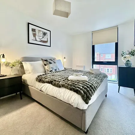 Stunning Two Bed With Onsite Gym Apartment *
