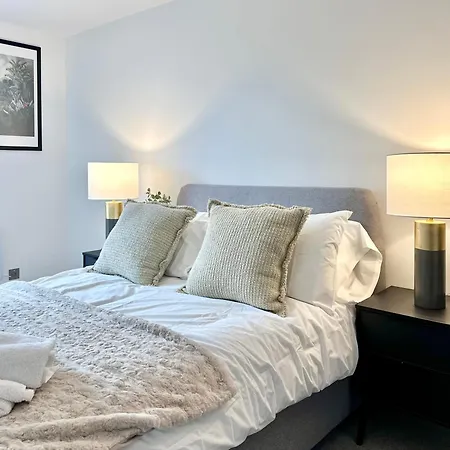 Apartment Stunning Two Bed With Onsite Gym