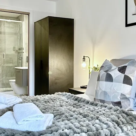 Stunning Two Bed With Onsite Gym Apartment York