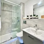 No 32 With Free Use Of Gym شقة *